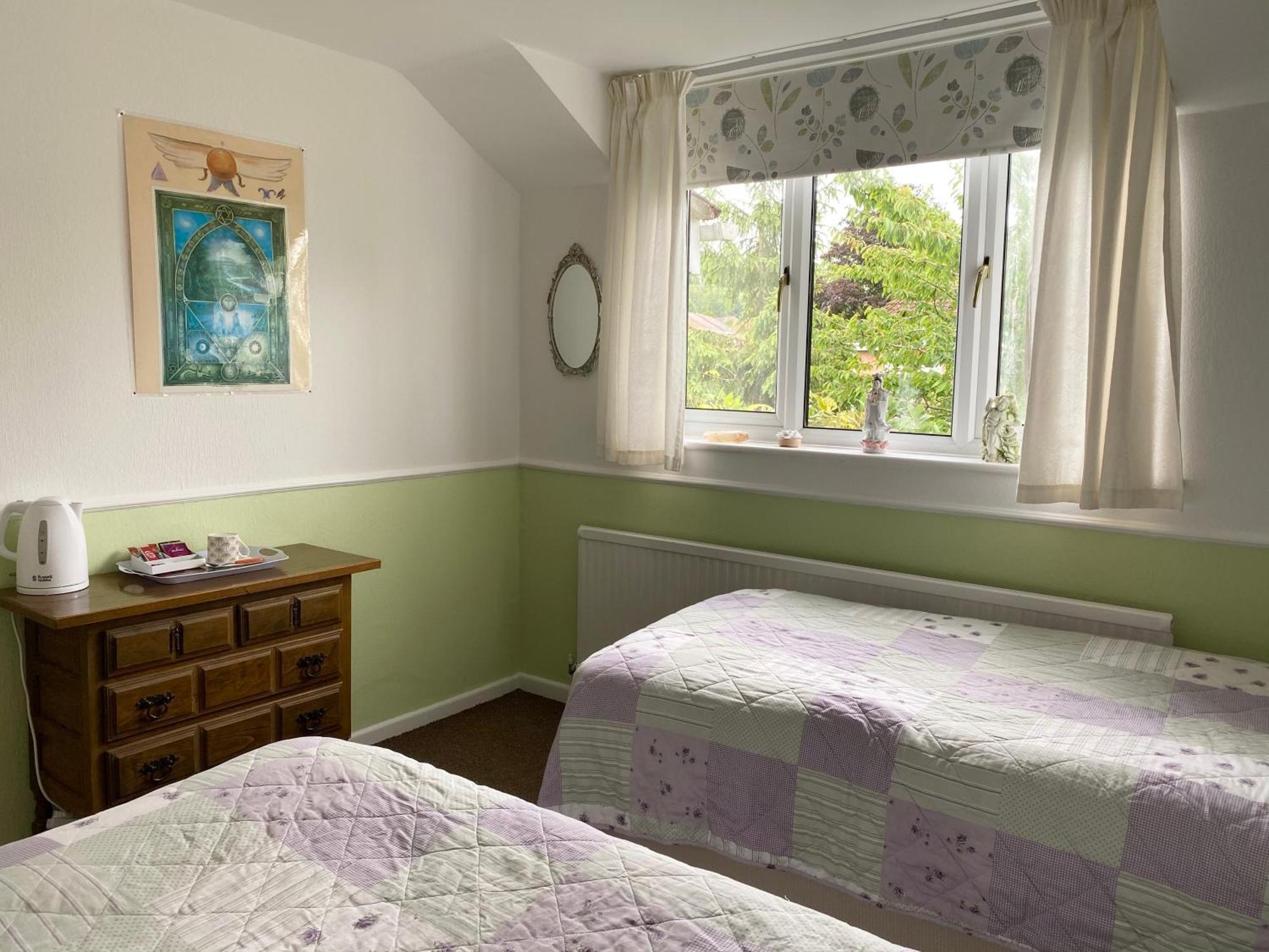 Camelot Retreat - Tor View Bed & Breakfast Glastonbury Room photo